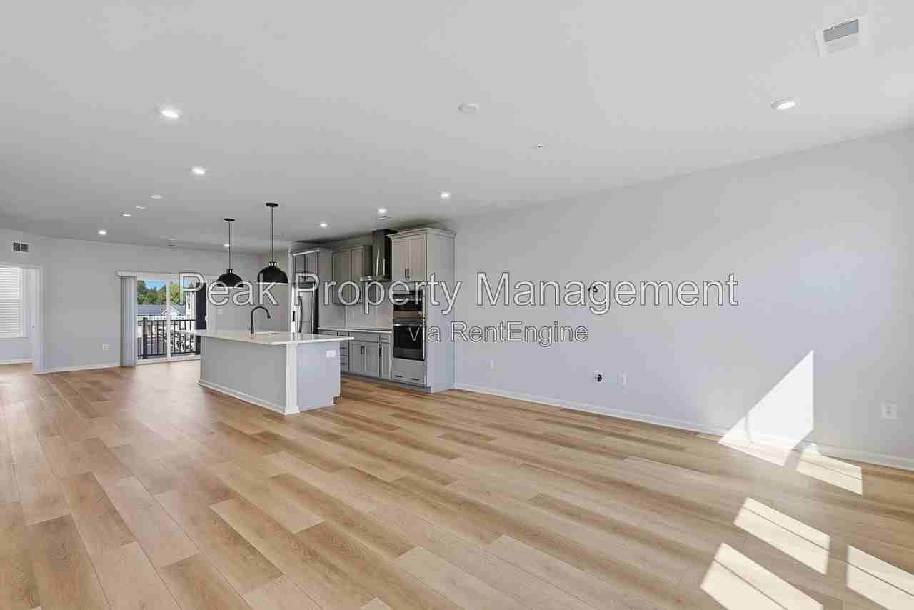 9256 Magellan Pkwy #B - Photo 4 of 31