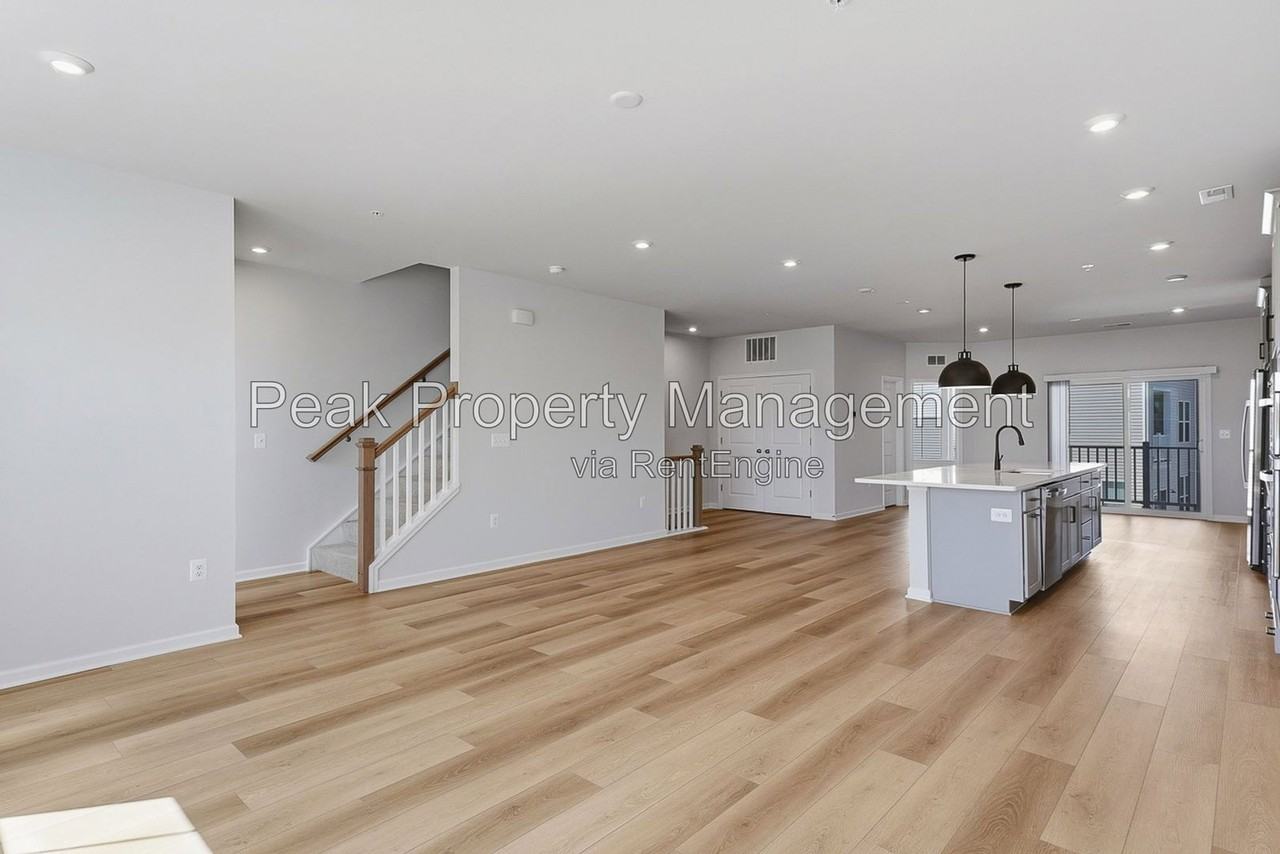 9256 Magellan Pkwy #B - Photo 5 of 31