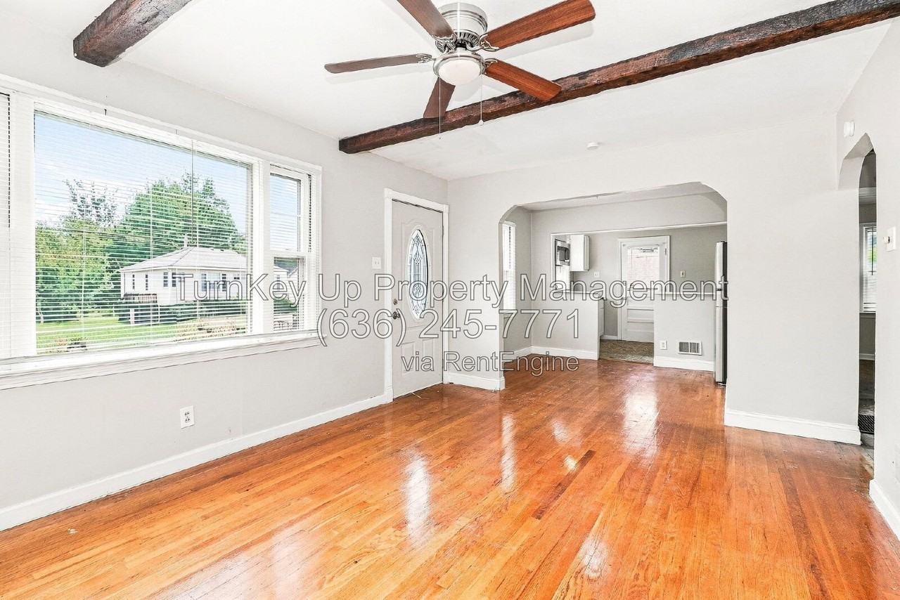 10175 Cloverdale Dr - Photo 3 of 18