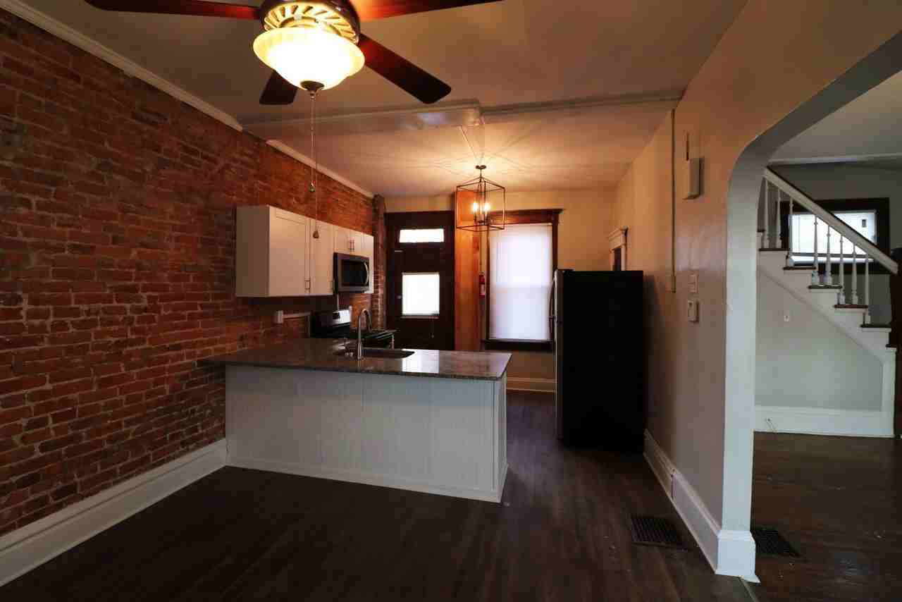 1603 Summit St - Photo 4 of 13