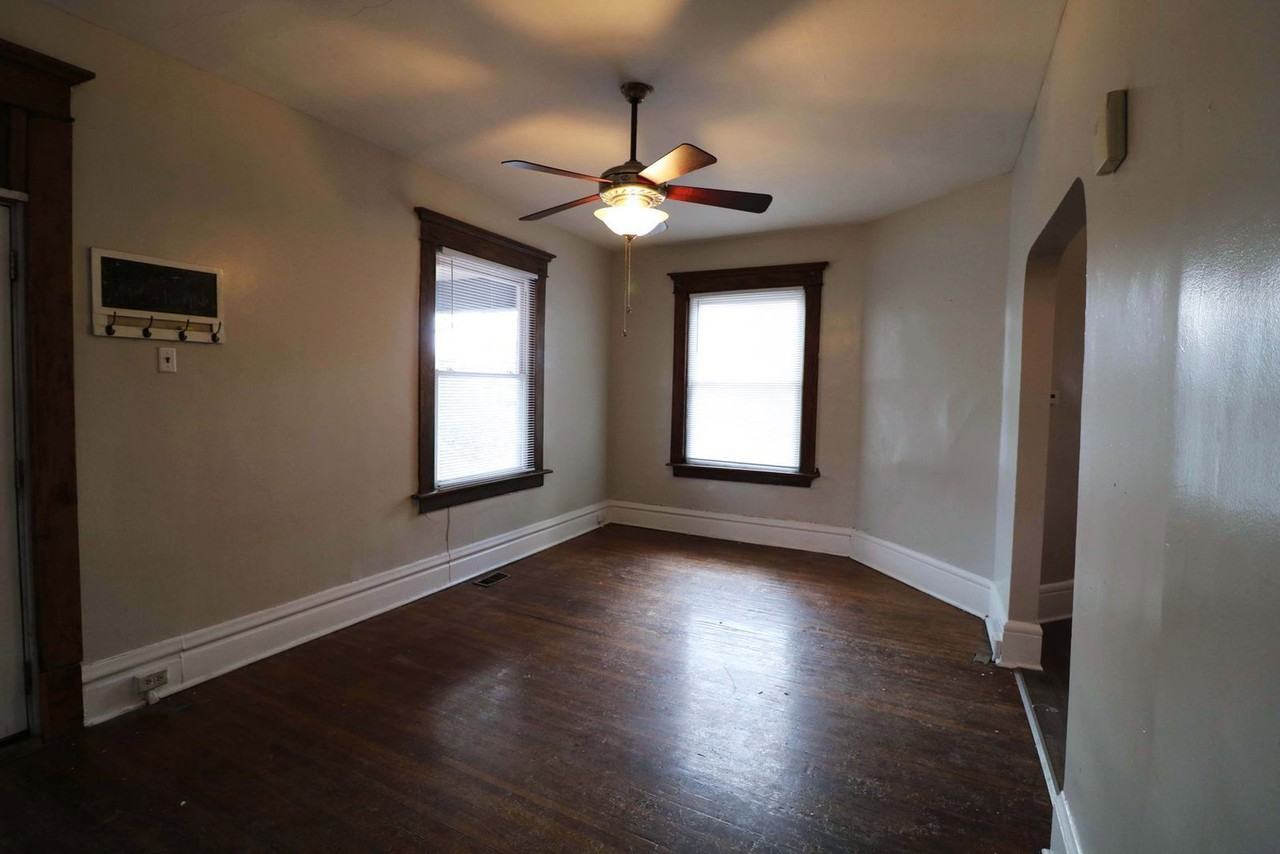 1603 Summit St - Photo 6 of 13