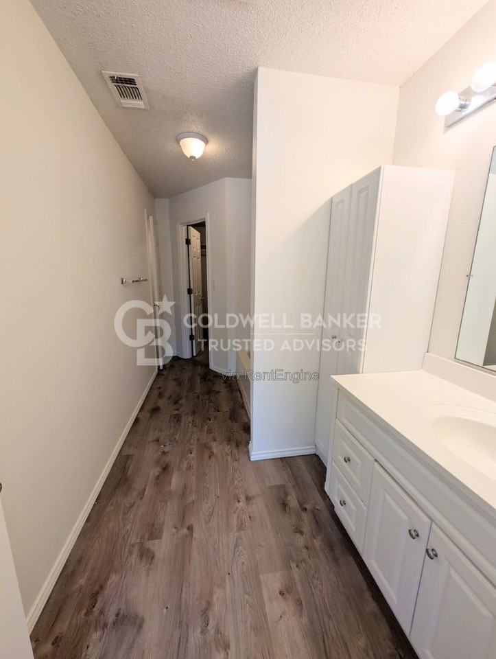 3104 109th St #B - Photo 5 of 8