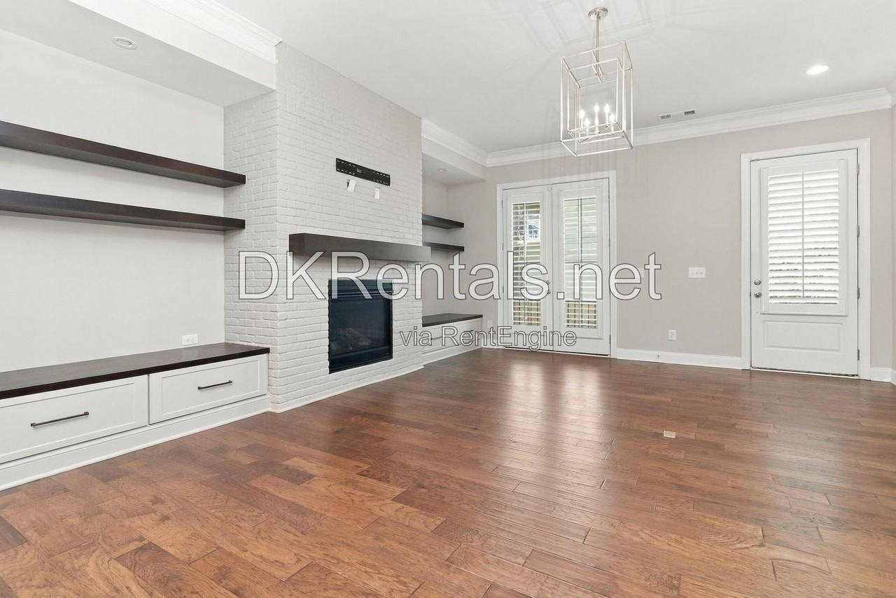 2311 Mclean Chase Se - Photo 4 of 15