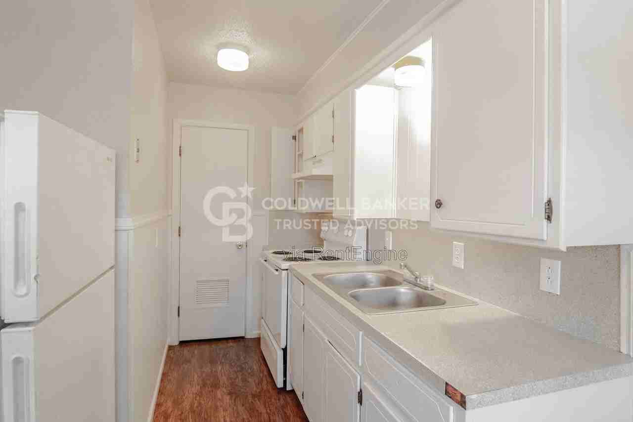 1310 53rd St #B - Photo 5 of 15