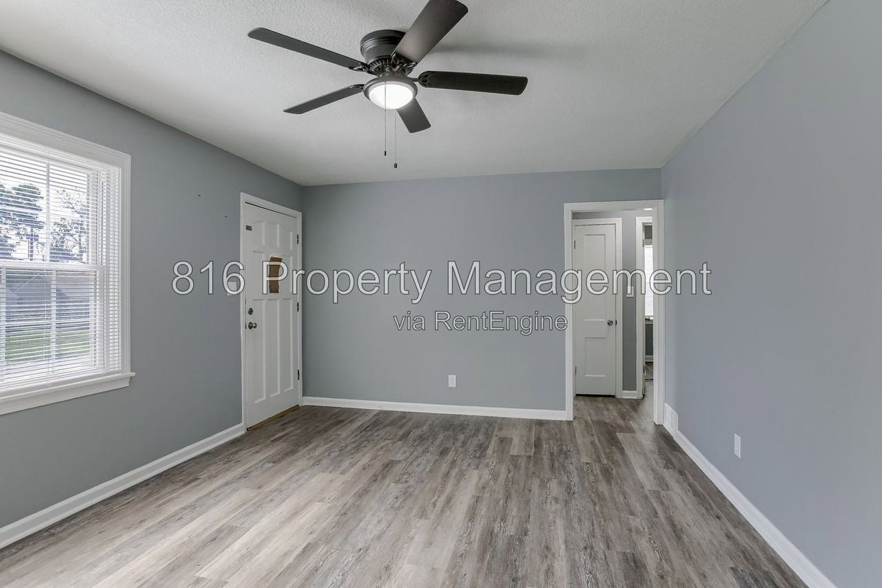 8028 Wabash Ave - Photo 2 of 23