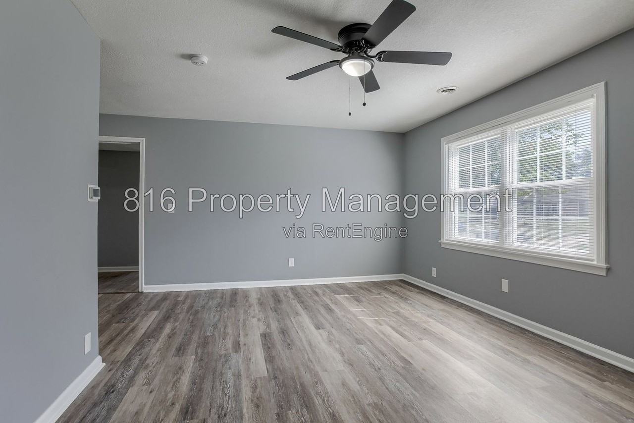 8028 Wabash Ave - Photo 3 of 23