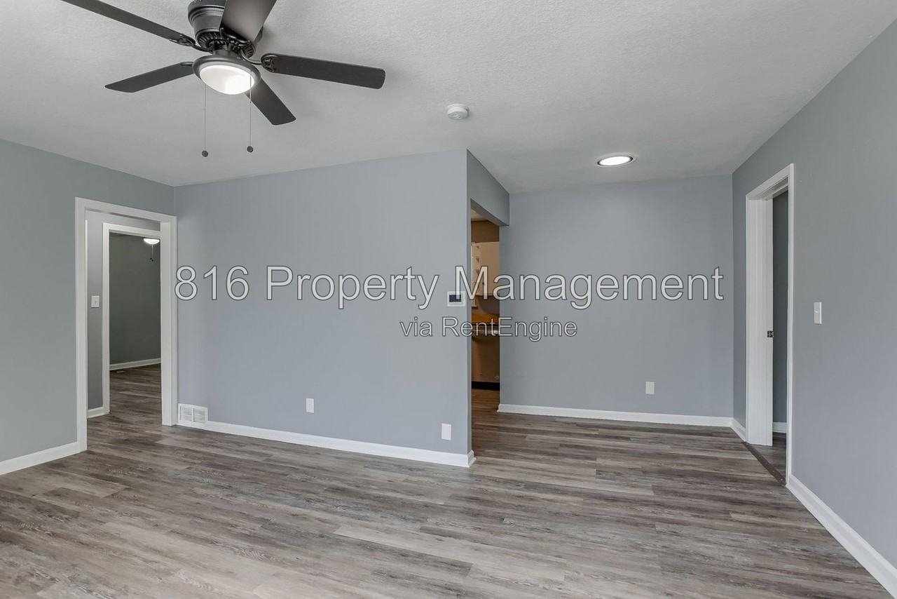 8028 Wabash Ave - Photo 4 of 23