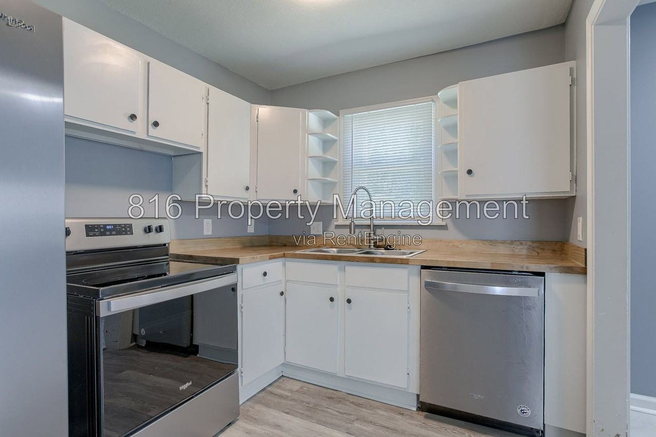 8028 Wabash Ave - Photo 6 of 23