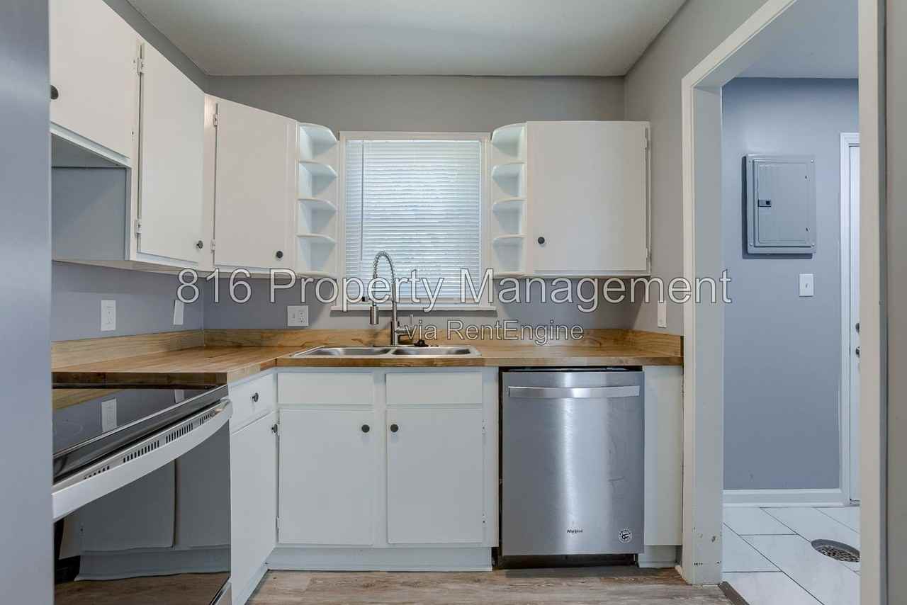 8028 Wabash Ave - Photo 7 of 23