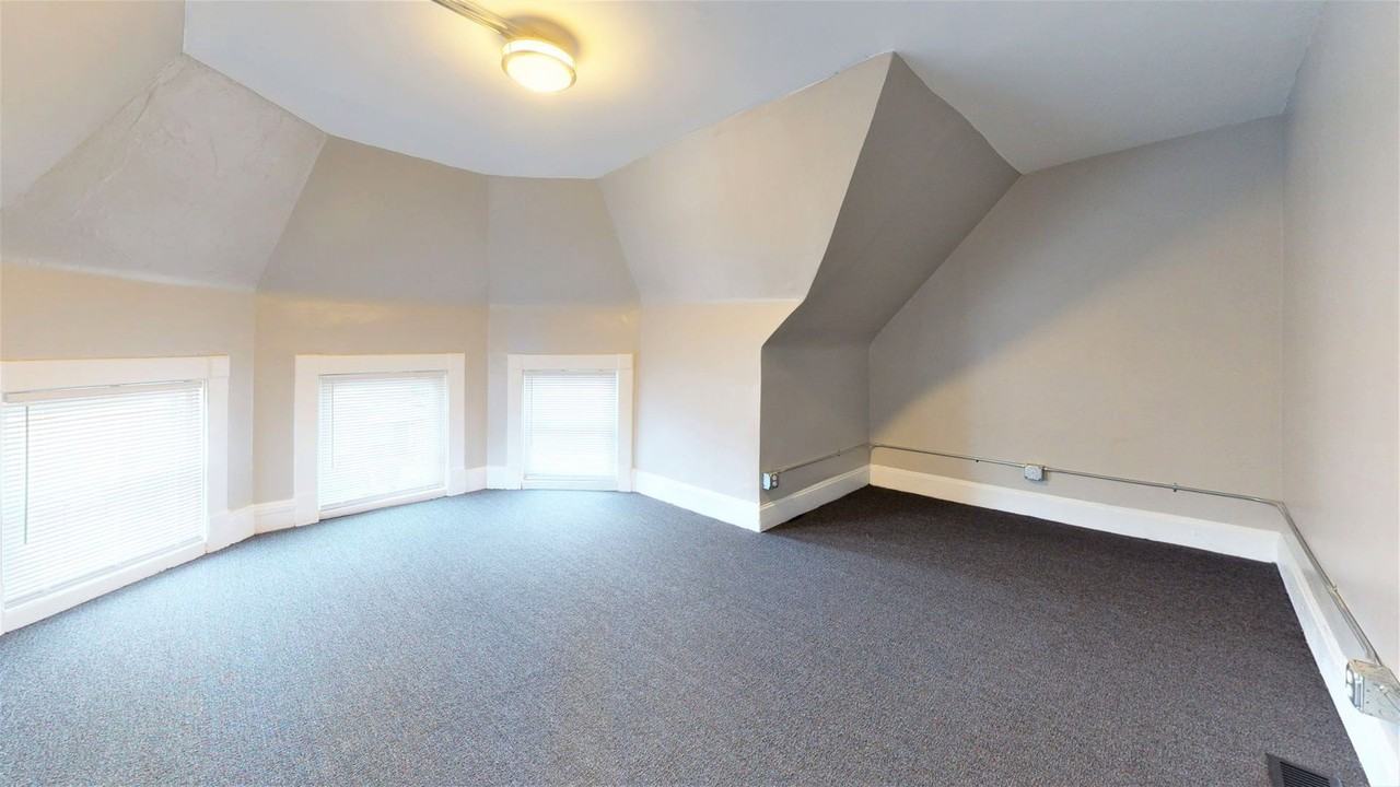 2355 1/2 N High St - Photo 6 of 8