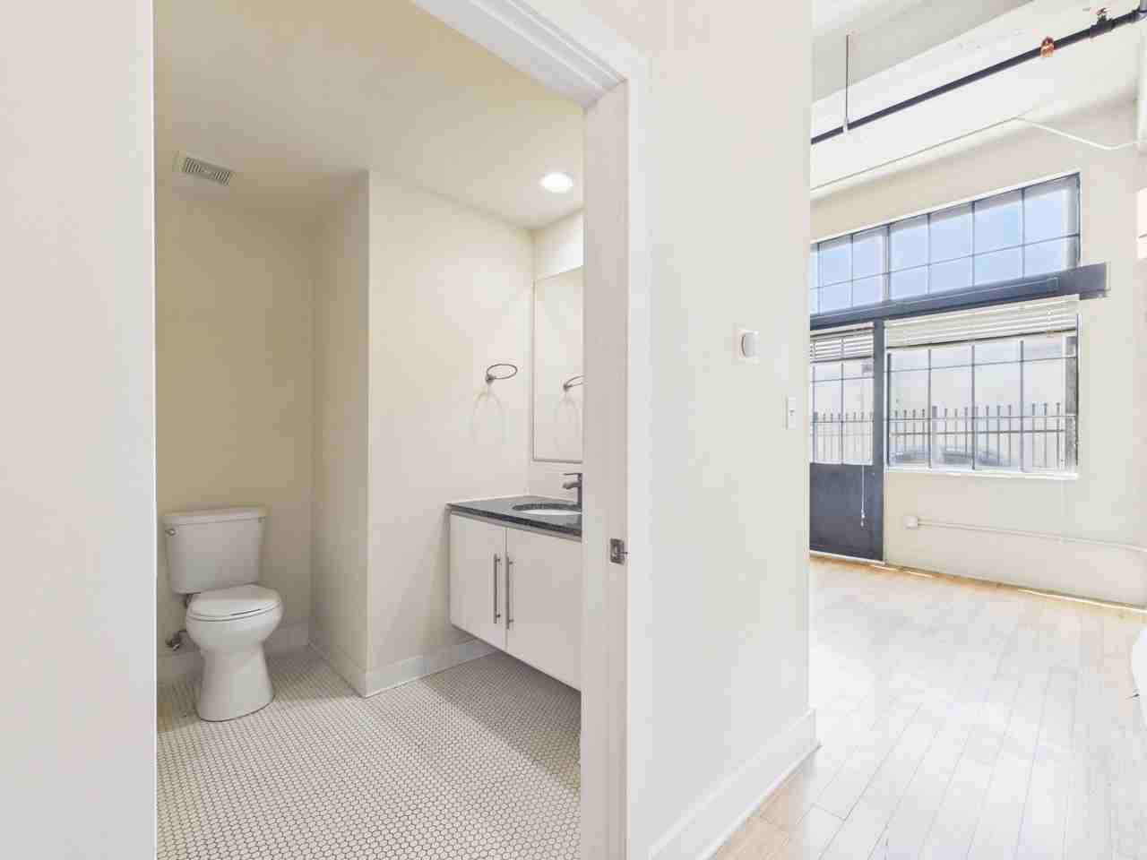 815 Perry St #204 - Photo 3 of 33