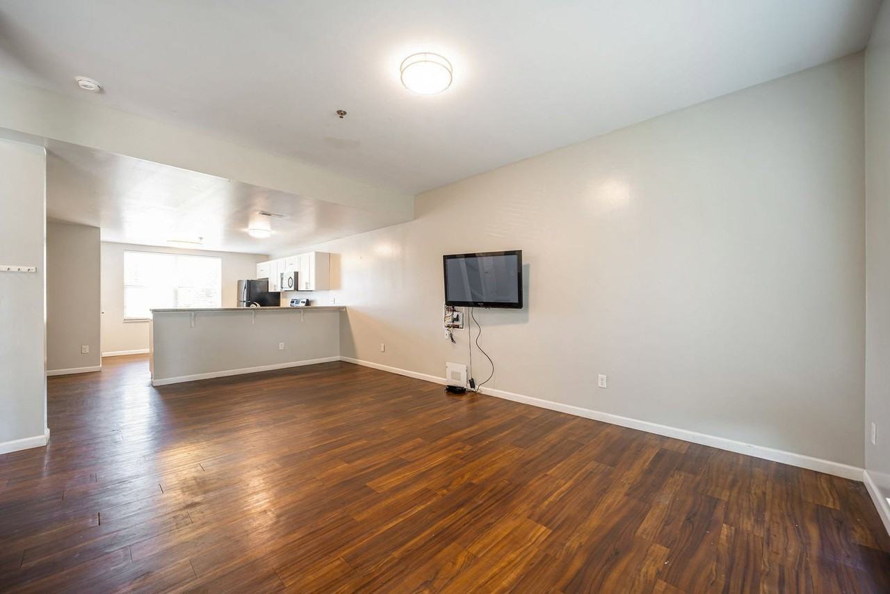 265 E 12th Ave - Photo 4 of 25