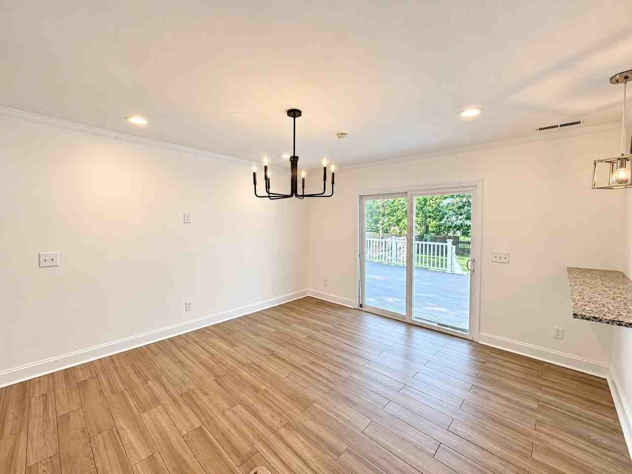 1160 Bradford Ave - Photo 4 of 19