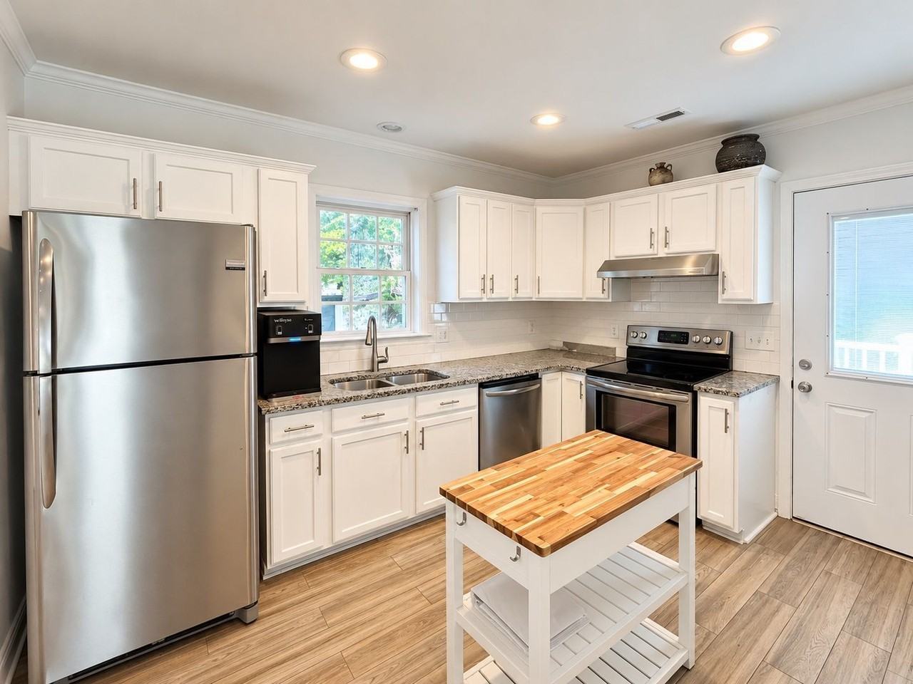 1160 Bradford Ave - Photo 5 of 19