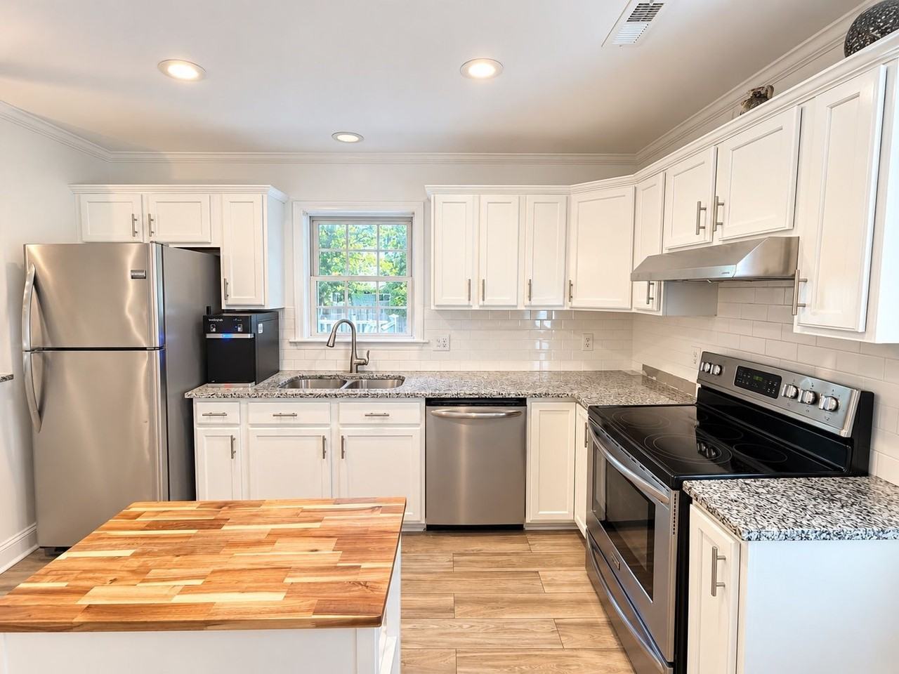 1160 Bradford Ave - Photo 6 of 19