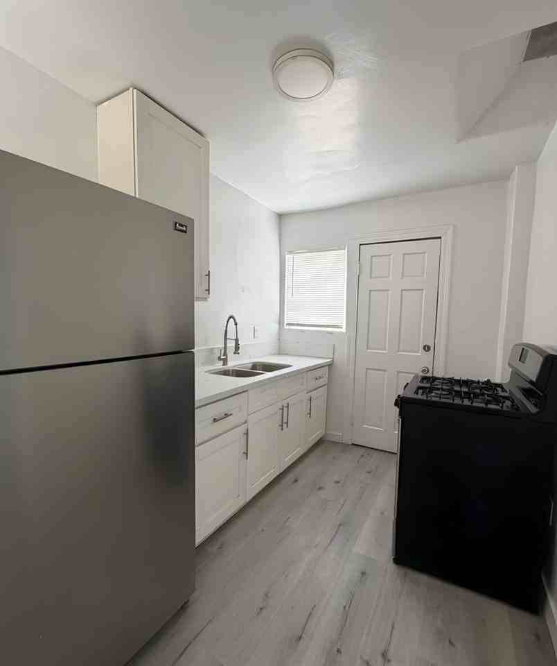 519 W 42nd Pl - Photo 2 of 6