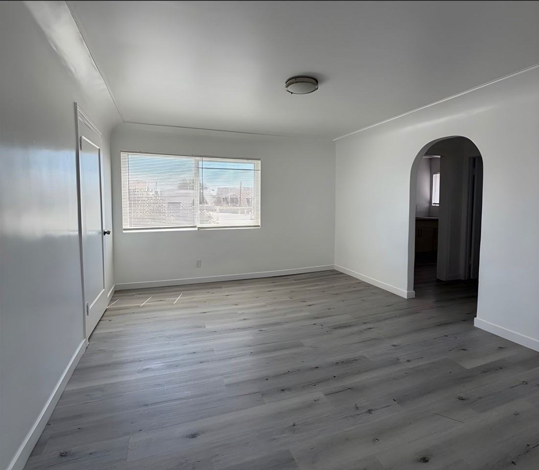 519 W 42nd Pl - Photo 3 of 6
