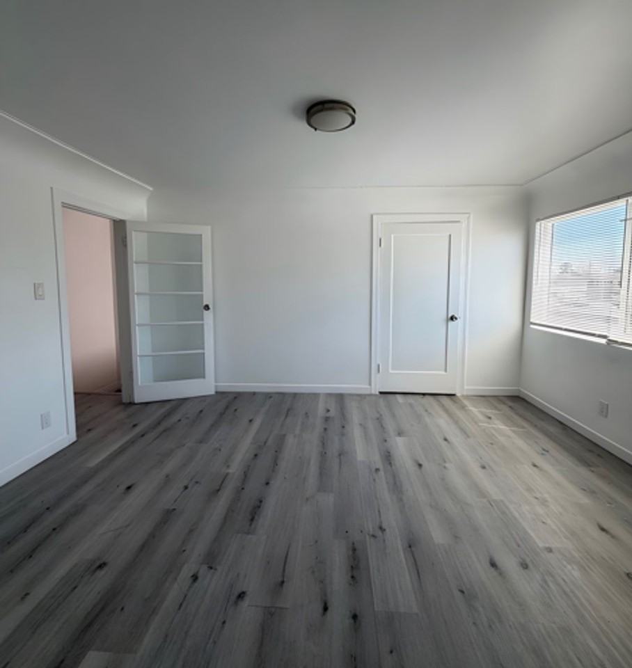 519 W 42nd Pl - Photo 4 of 6