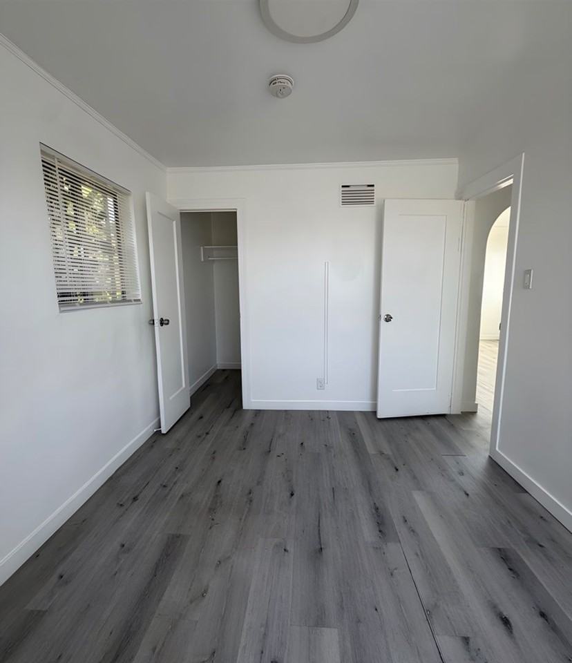 519 W 42nd Pl - Photo 5 of 6