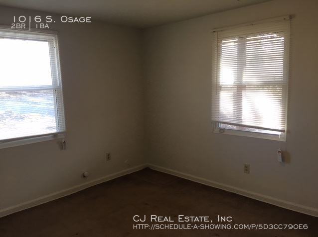 1016 S Osage St - Photo 4 of 10
