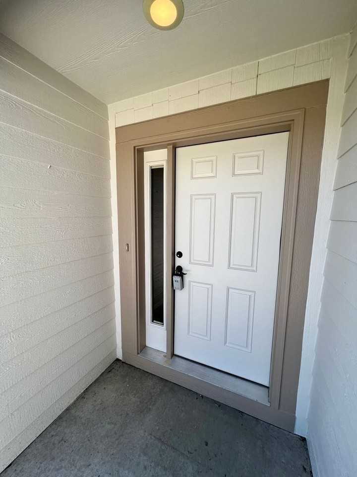 1042 E 25th St - Photo 4 of 31