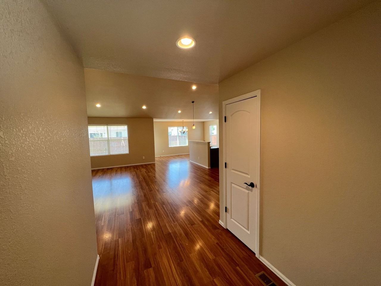 1042 E 25th St - Photo 5 of 31