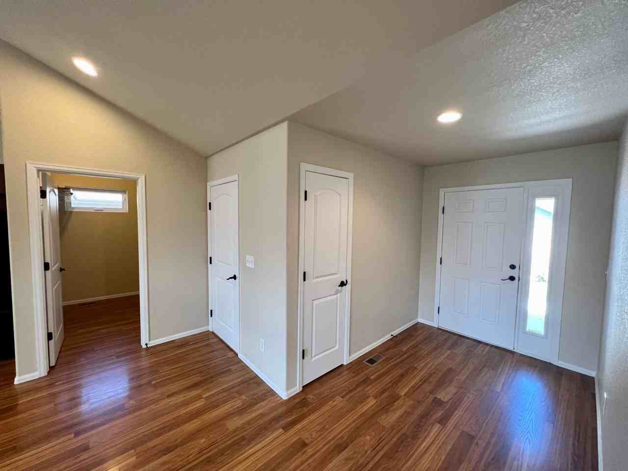 1042 E 25th St - Photo 6 of 31