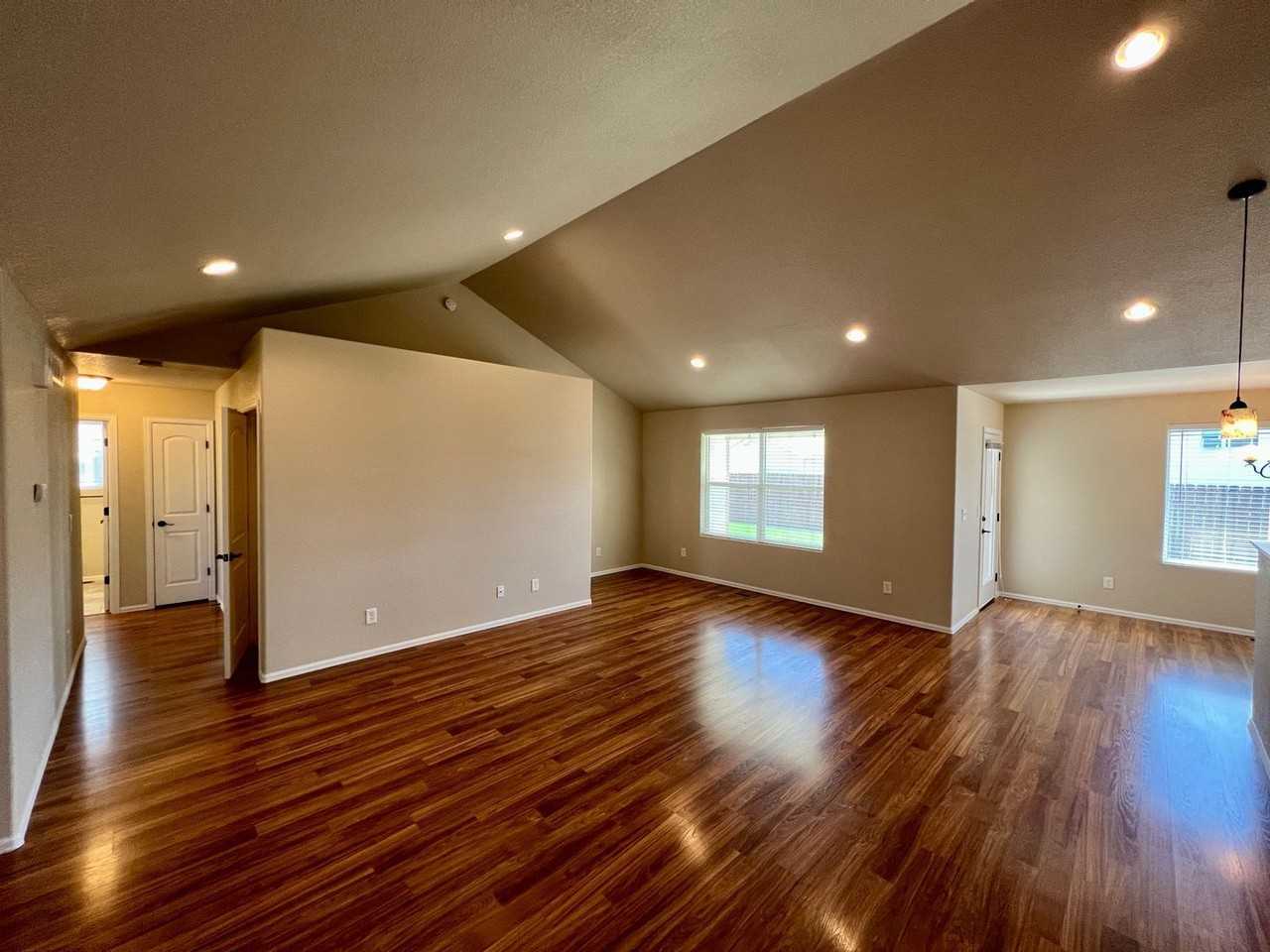 1042 E 25th St - Photo 7 of 31
