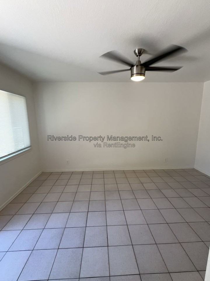 410 E 9th St - Photo 5 of 12