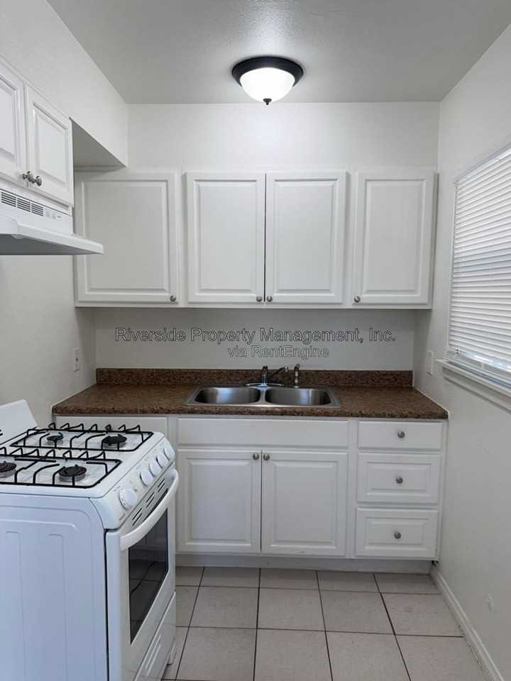 410 E 9th St - Photo 6 of 12