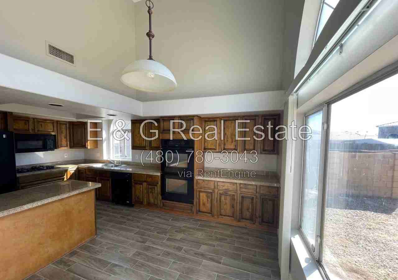 10925 W Kaler Dr - Photo 4 of 29