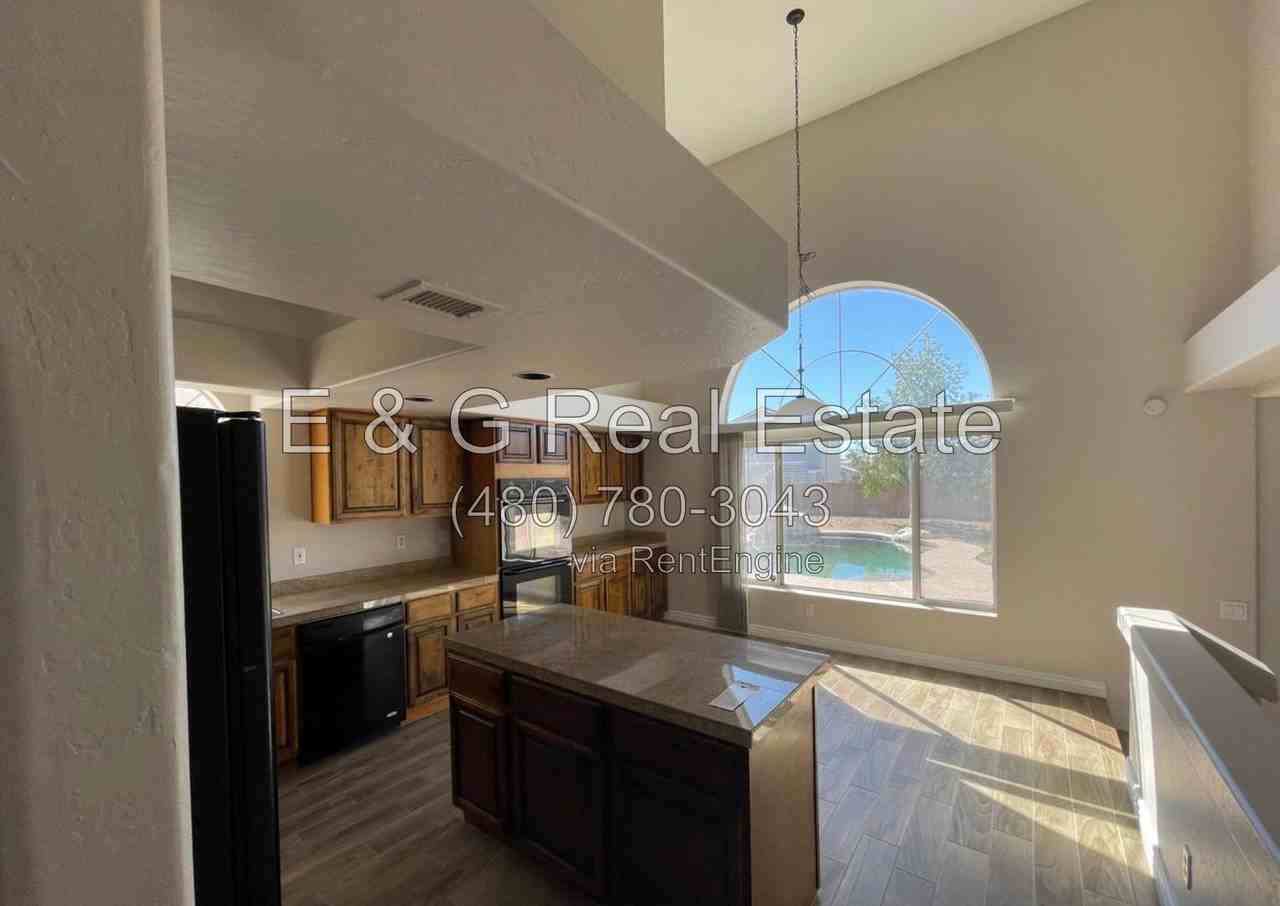 10925 W Kaler Dr - Photo 5 of 29