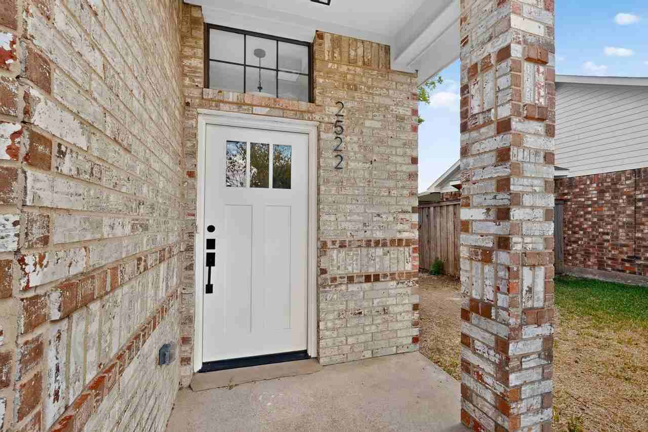 2522 Larkspur Ln - Photo 7 of 44