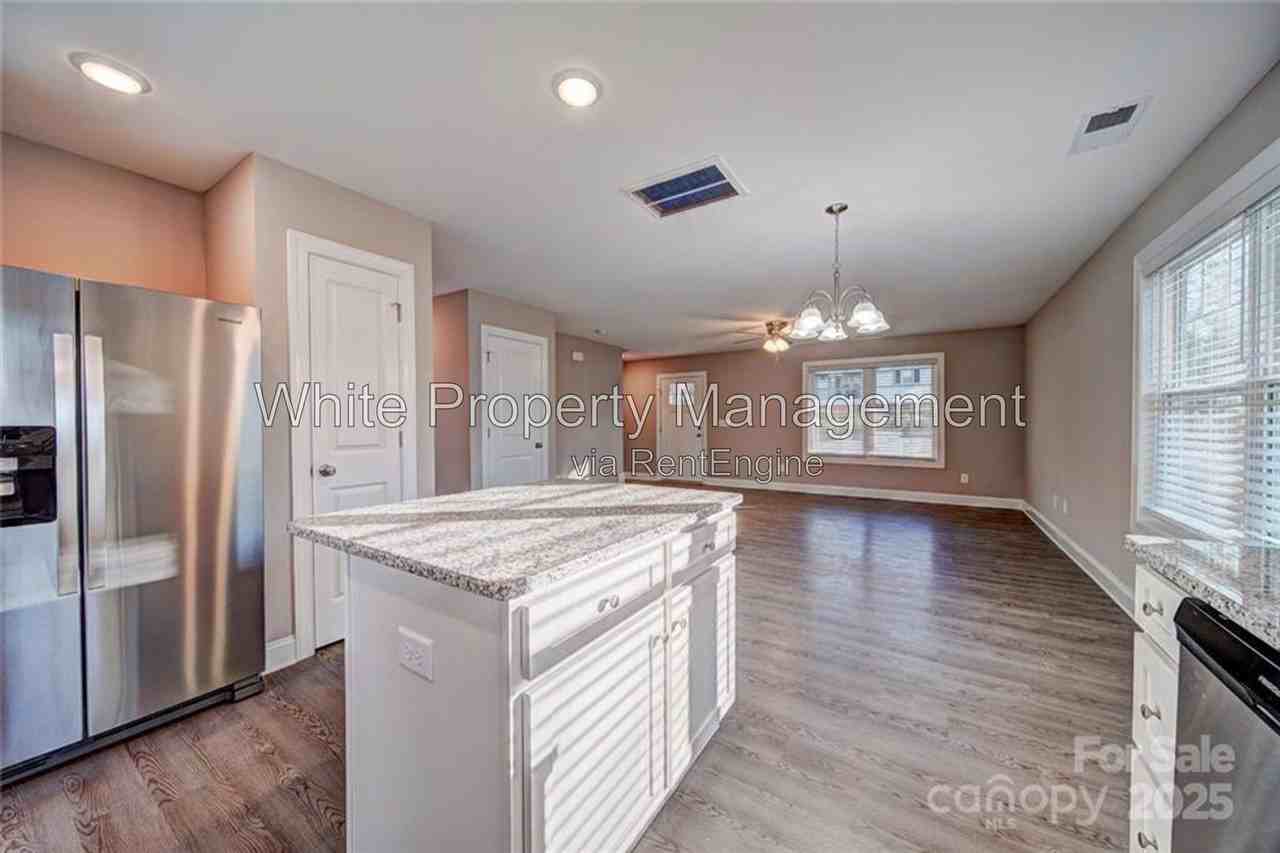 1414 Mason St - Photo 4 of 31