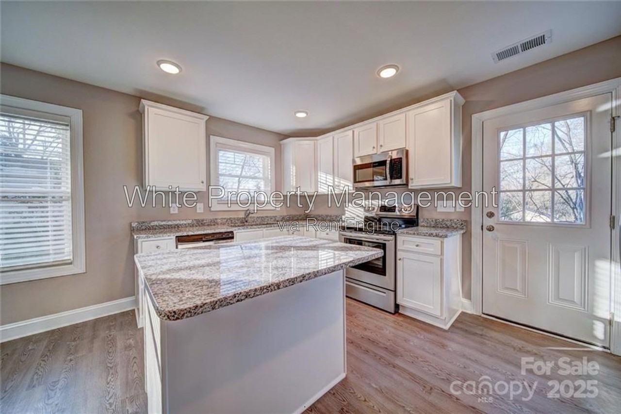 1414 Mason St - Photo 5 of 31