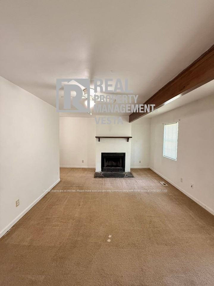 615 Maplewood Dr - Photo 2 of 11