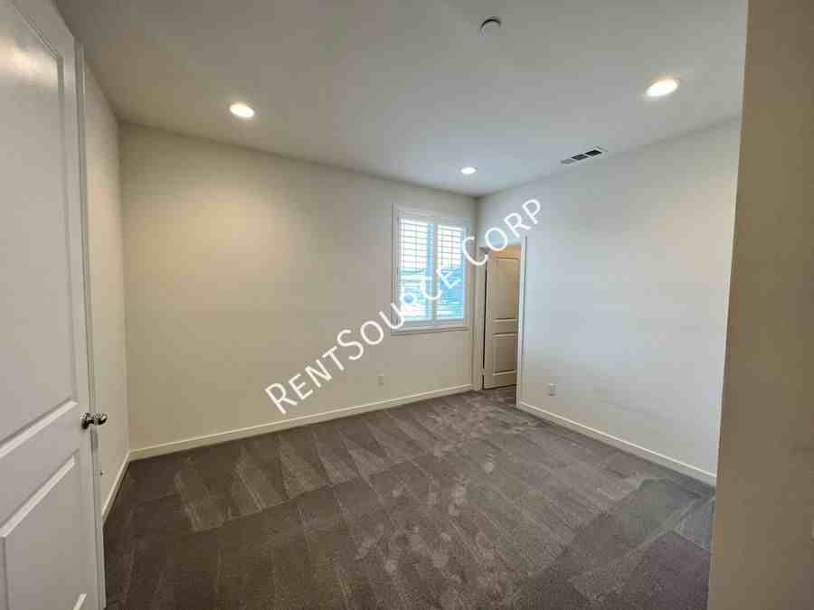 45016 Marbella St - Photo 4 of 32