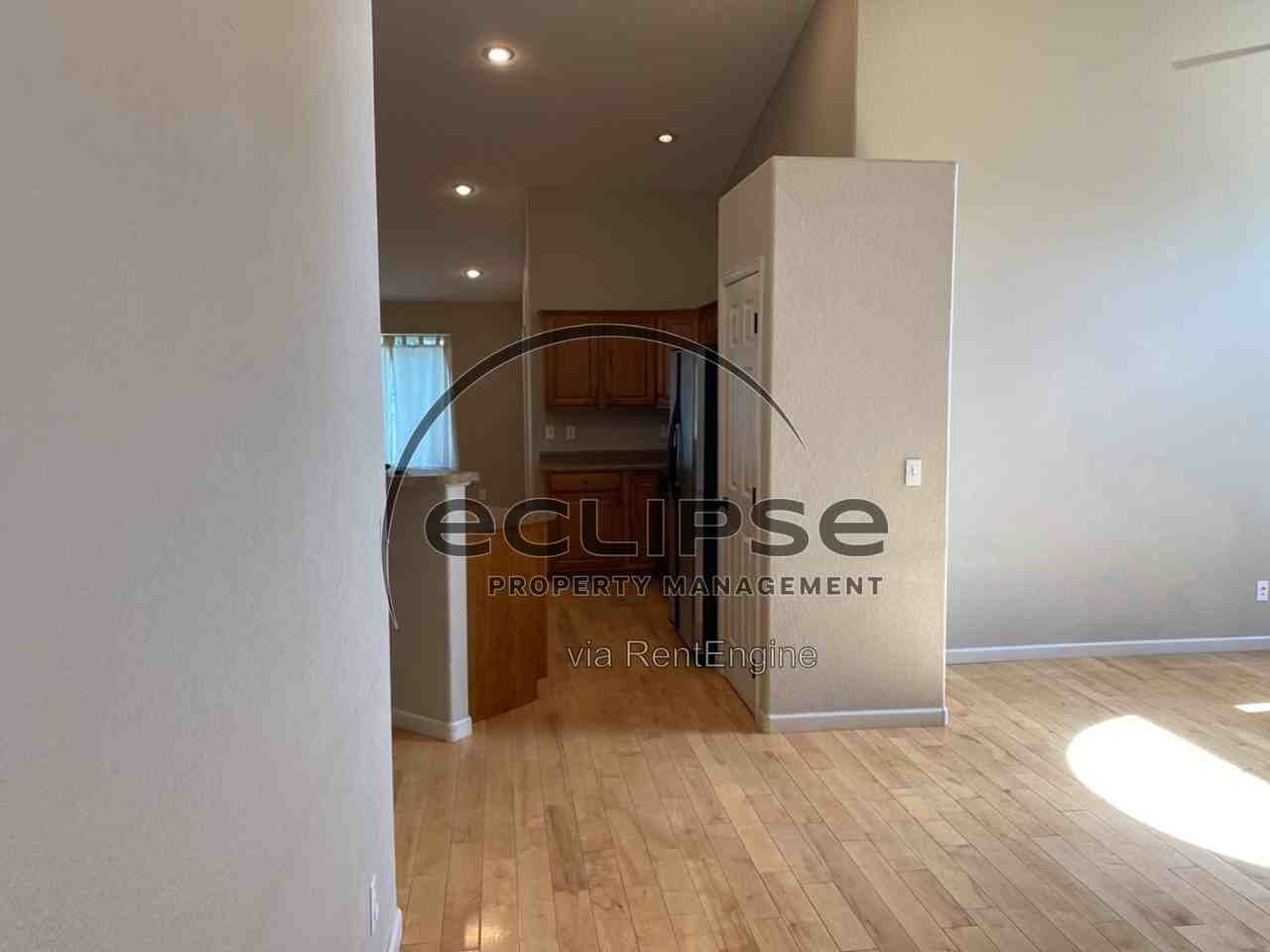 100 Riverwood Dr - Photo 4 of 36