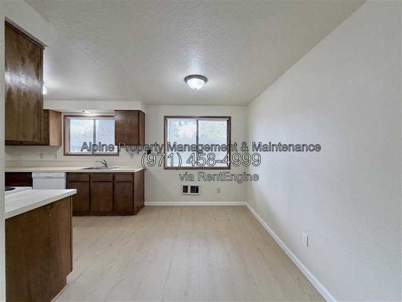 238 Ne 143rd Ave - Photo 7 of 22