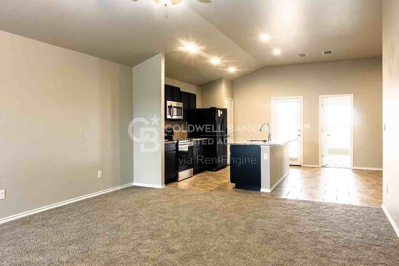 13809 Vernon Ave - Photo 2 of 7