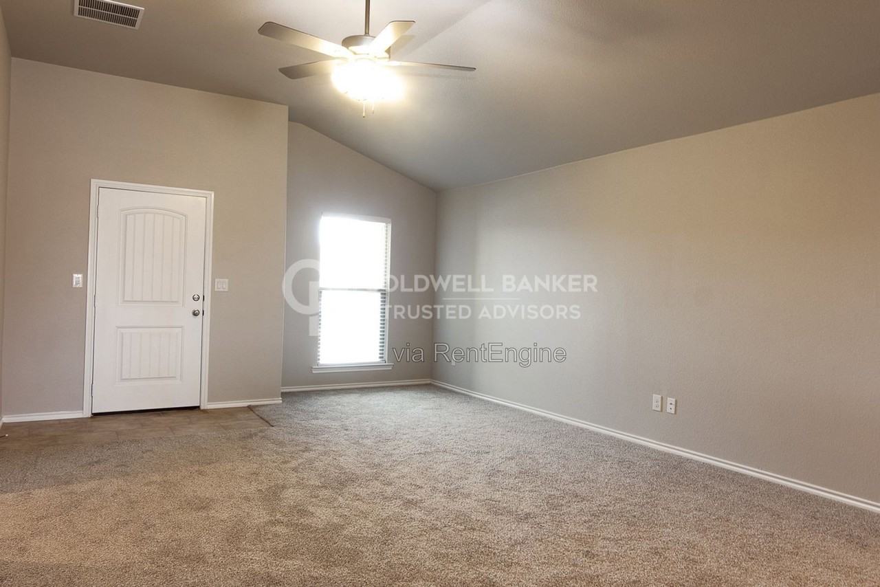 13809 Vernon Ave - Photo 3 of 7