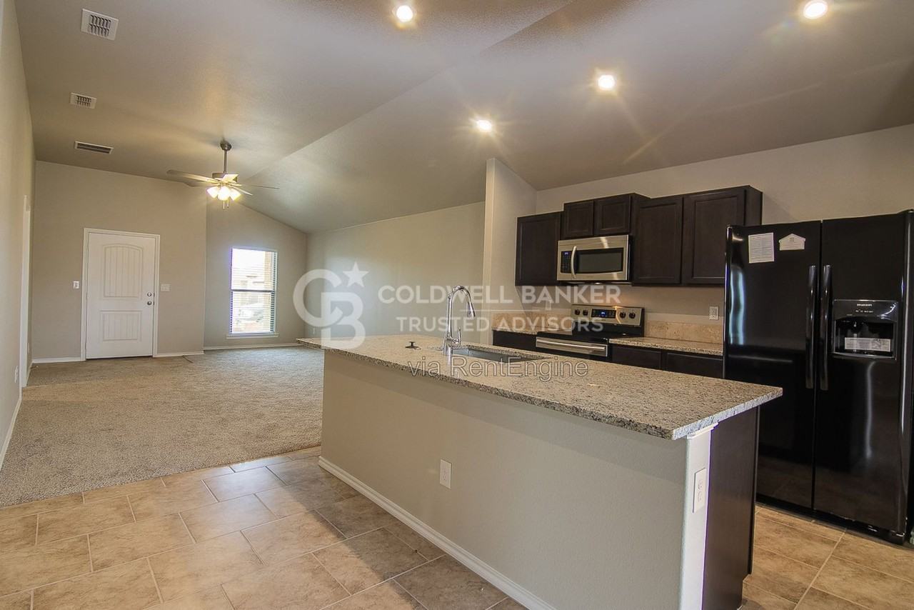 13809 Vernon Ave - Photo 4 of 7