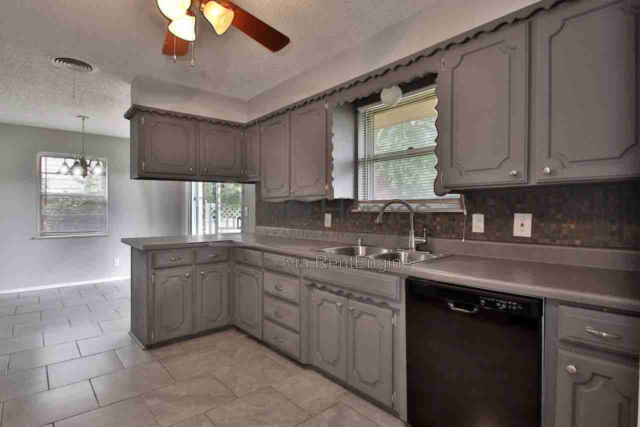 405 Yukon Ave - Photo 3 of 24