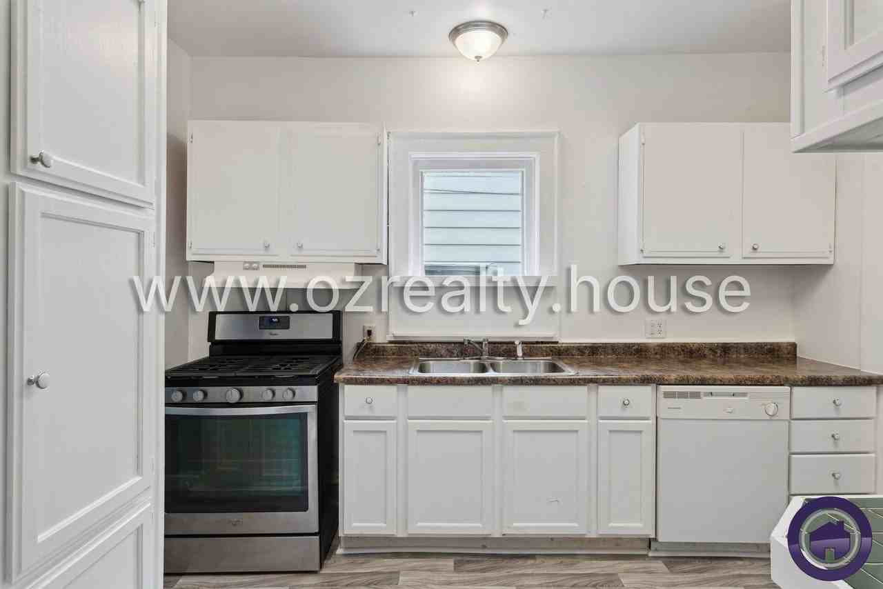 1453 Prouty Ave - Photo 7 of 20