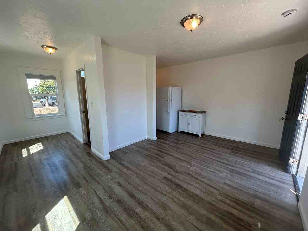 925 1/2 7th St - Photo 3 of 9