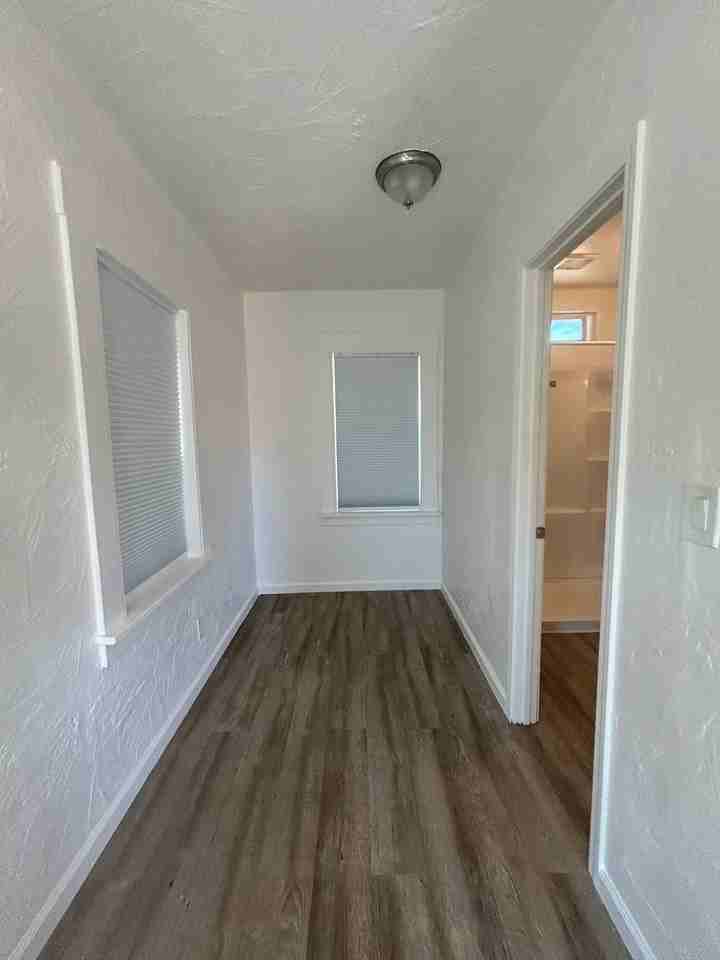 925 1/2 7th St - Photo 4 of 9