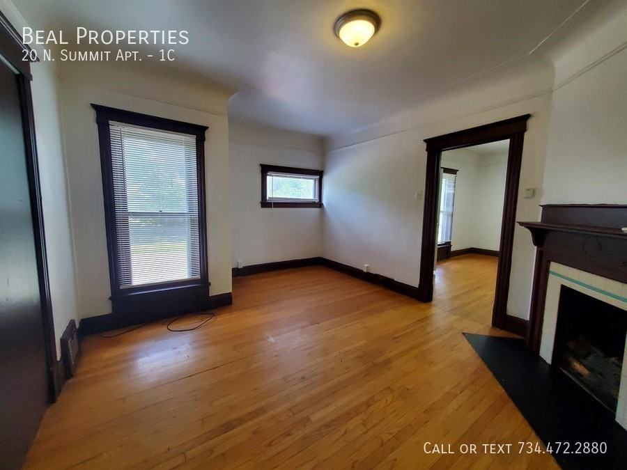 20 20 N. Summit Apt. #1C - Photo 3 of 32