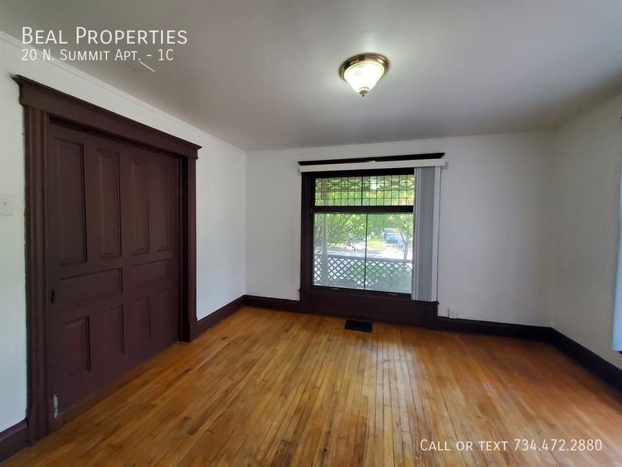 20 20 N. Summit Apt. #1C - Photo 4 of 32