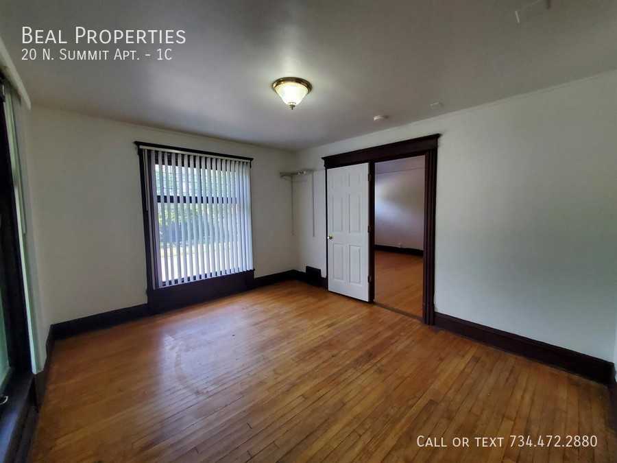 20 20 N. Summit Apt. #1C - Photo 5 of 32