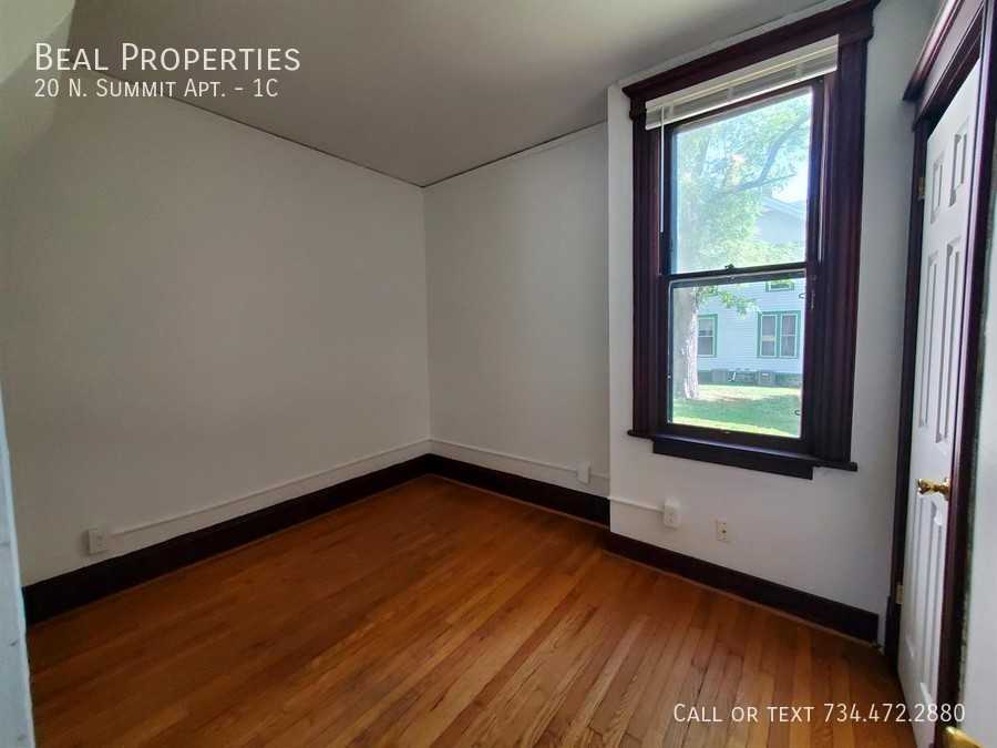 20 20 N. Summit Apt. #1C - Photo 6 of 32